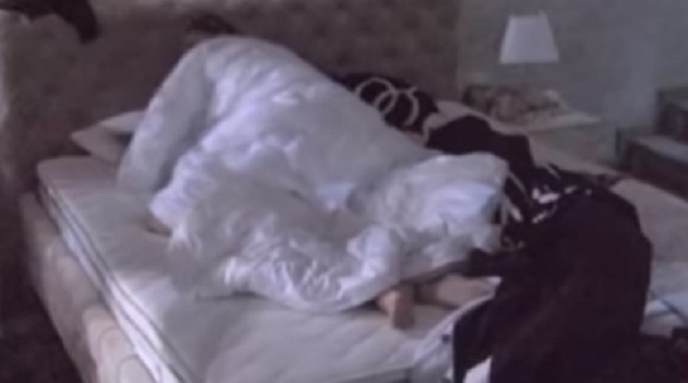 MINA I ĐEKSON U NIKAD VRELIJOM AKCIJI Sve puca, ona pozdravlja njegovu devojku! A onda su se pridružili Luna i Miki... (VIDEO 18+)