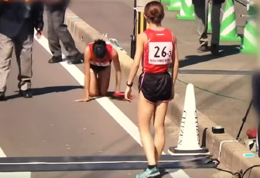 Atletičarka POLOMILA nogu, ali nije odustala! Morala je da preda štafetu, evo šta je uradila! (VIDEO)