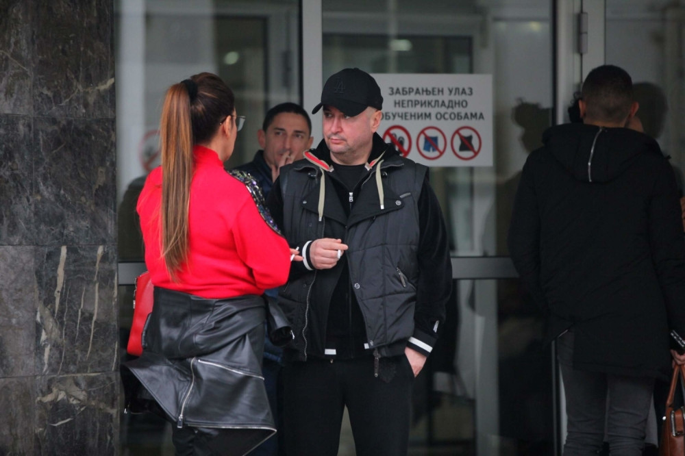 ĐANI U SUZAMA ISPRED BOLNICE U KOJOJ LEŽI DARKO LAZIĆ: Vidno potresen, evo šta je rekao! (FOTO)