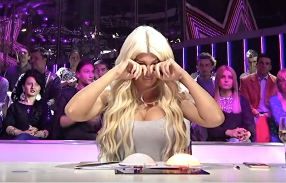 Jelenu pridržavaju da ne padne u nesvest, na jakim je lekovima i ubledela! A evo kako reaguje kada joj neko priđe da IZJAVI SAUČEŠĆE!