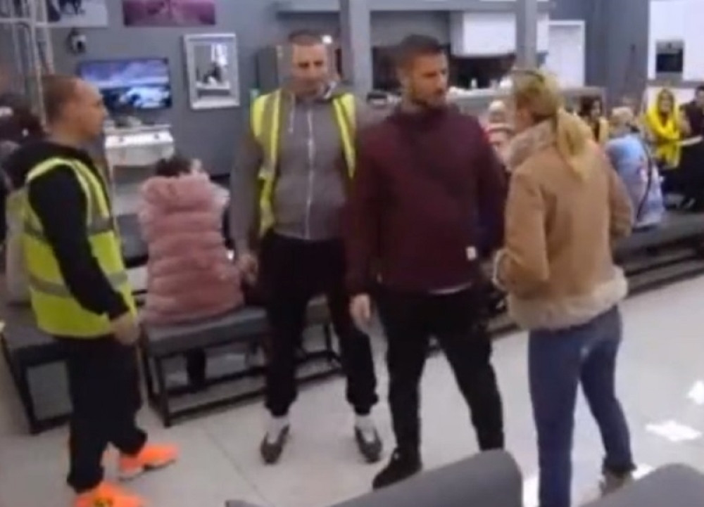 PUNA USTA KRVI, RASEČEN JEZIK: Letele kamenice u "Zadruzi" i to pravo u glavu, obezbeđenje hitno uletelo!