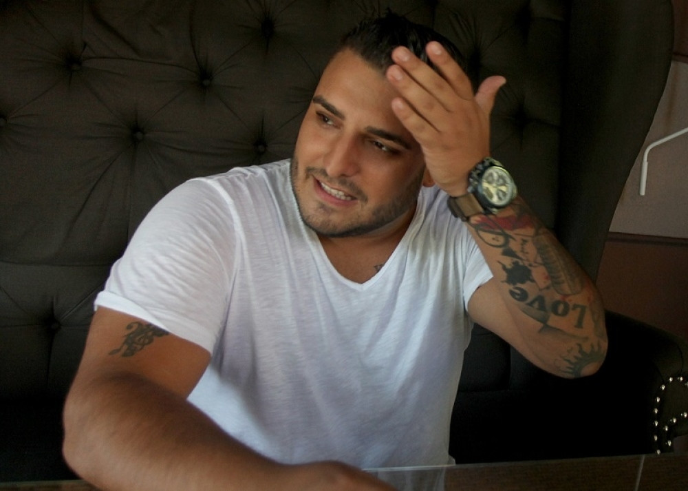 DRUGOVI SE OKUPILI DA DAJU KRV ZA DARKA Potresna scena ispred bolnice! (FOTO)