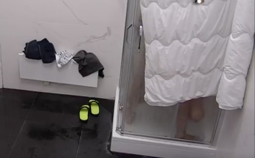 IZAŠAO SNIMAK SE*SA IZ TUŠ KABINE Spao jorgan, Mina na kolenima! (VIDEO 18+)