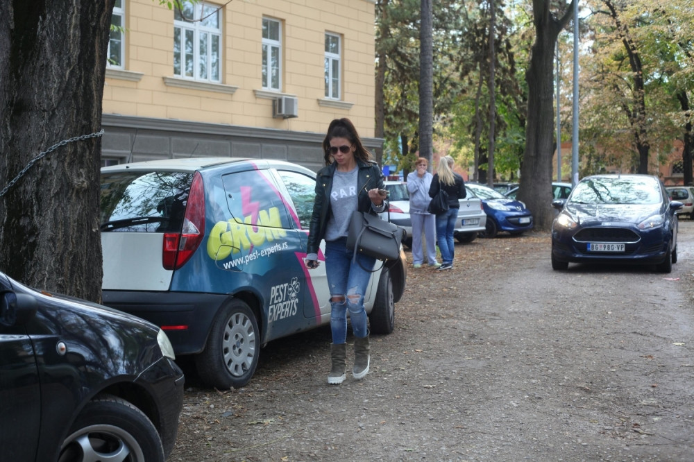 Anu Sević ispred stana sačekali crnogorski zelenaši i uputili joj brutalne pretnje!