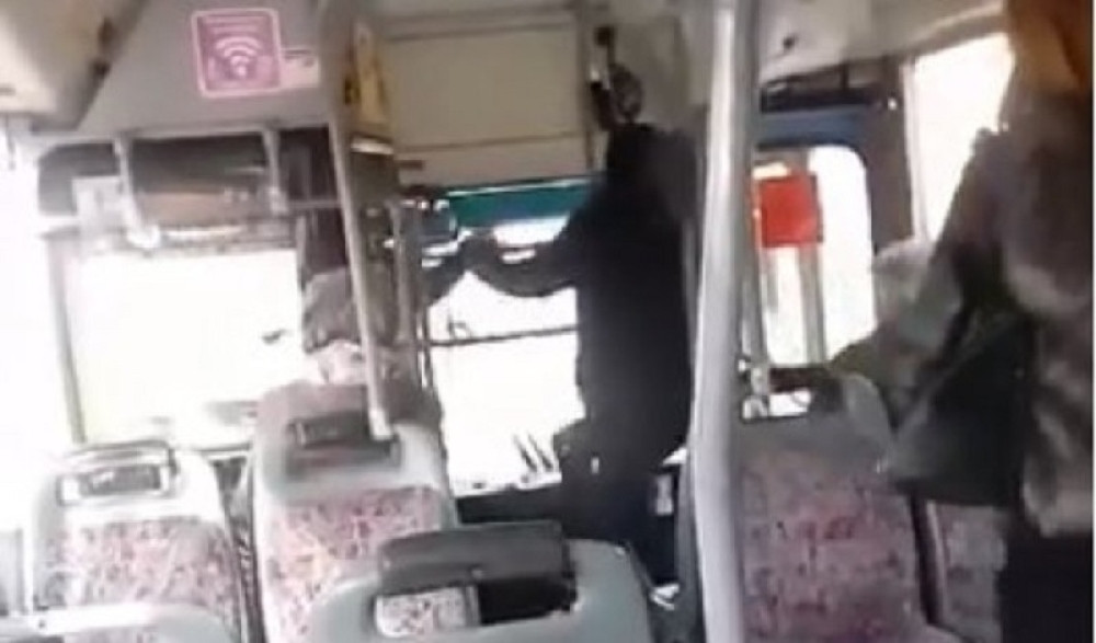 Mladić je prišao šoferu, iz čista mira krenuo da ga šutira, a onda je izašao napolje i načisto podivljao!