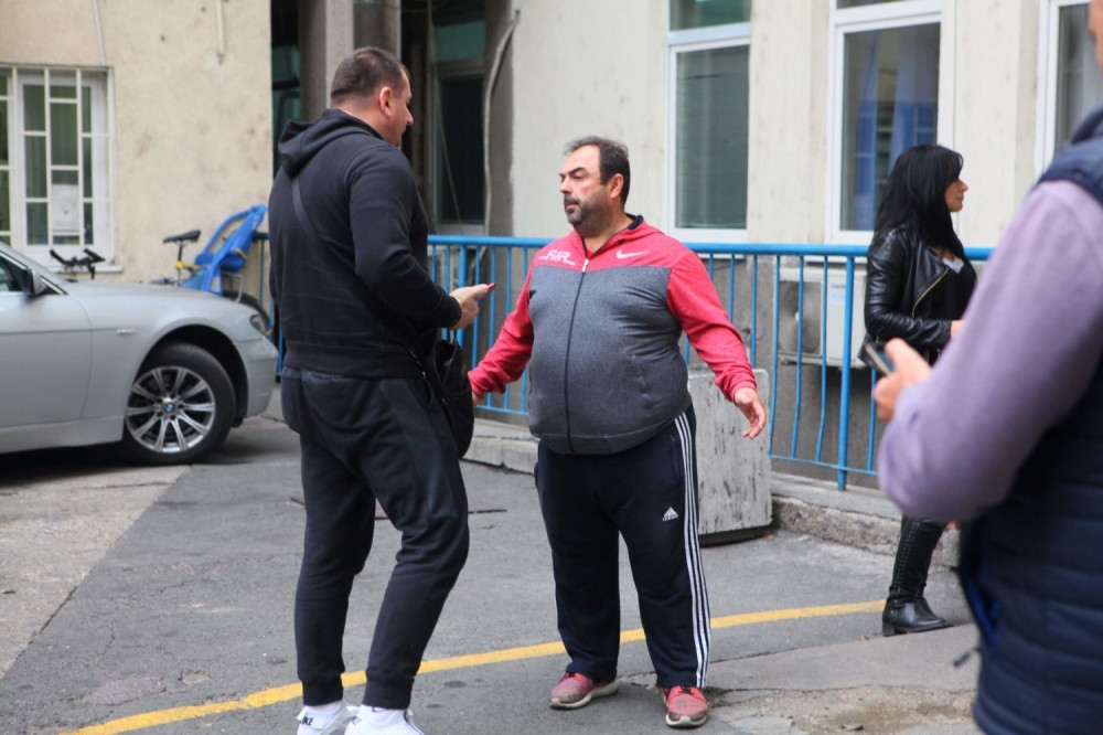 MAJKA NE PRESTAJE DA PLAČE... Meštani rodnog mesta Darka Lazića se okupljaju zbog pevača