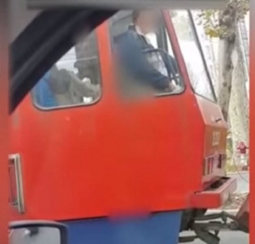 Manijak otkopčao jaknu i počeo da onaniše na staklu!