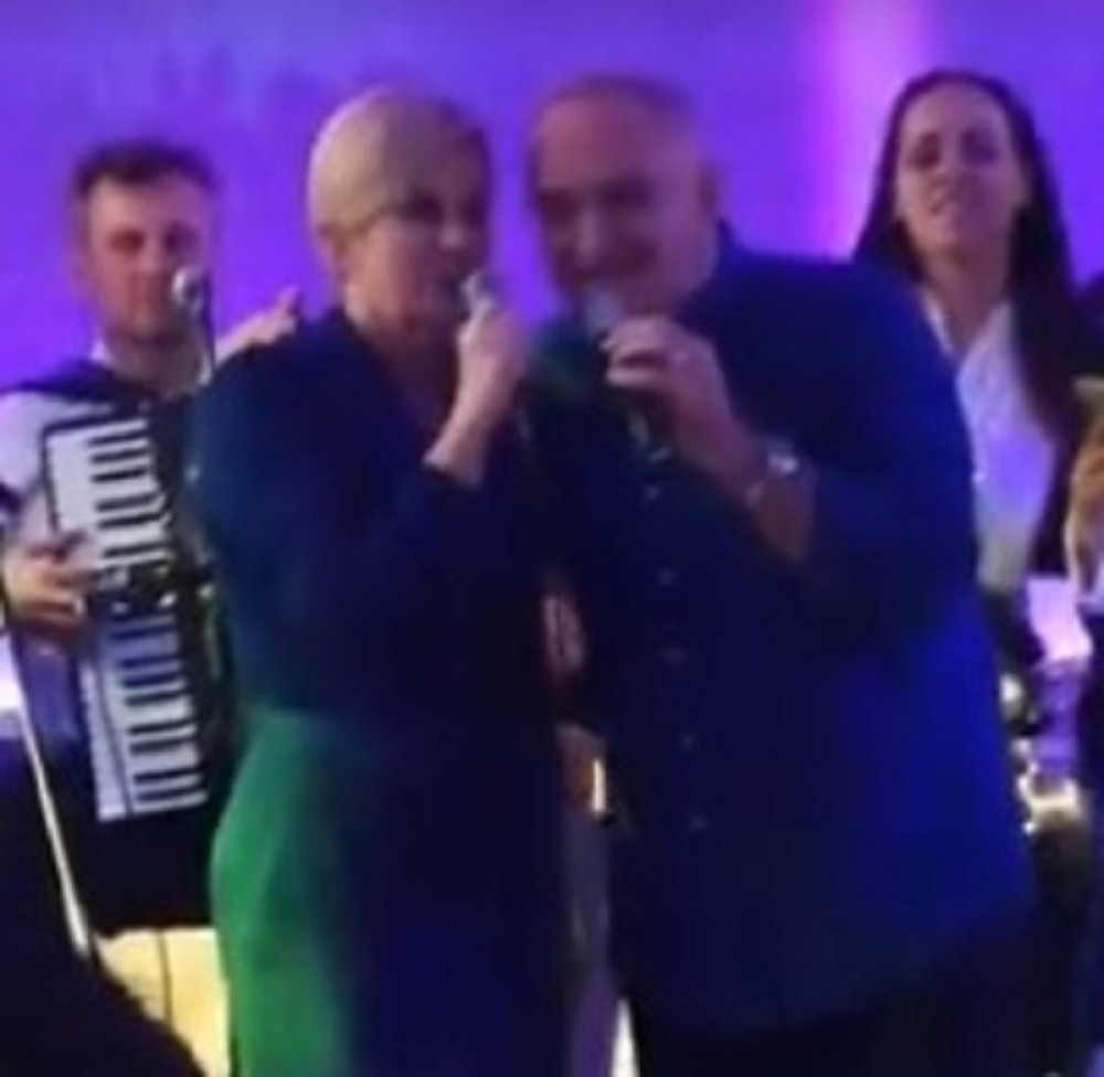 Ovako izgleda kad se Kolinda lati mikrofona, a kad vidite šta je zapevala... (VIDEO)