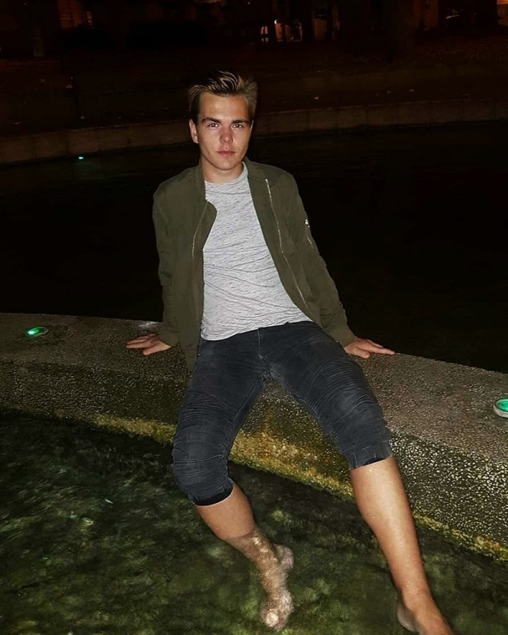 Pokušali su da ga ubiju, a kasnije je i on digao ruku na sebe! Sekao se žiletom, pio šaku lekova, a roditelji o tome nisu imali pojma! (FOTO)