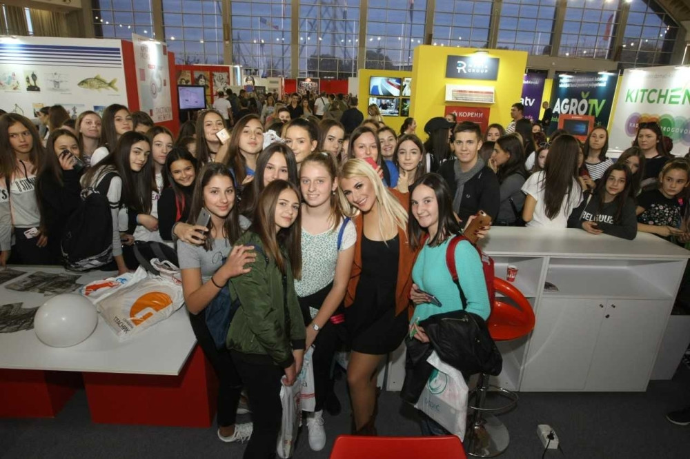 ZBOG RUŽE RUPIĆ JE SVE STALO Tinejdžeri napravili ludilo ispred Alo! štanda (FOTO)