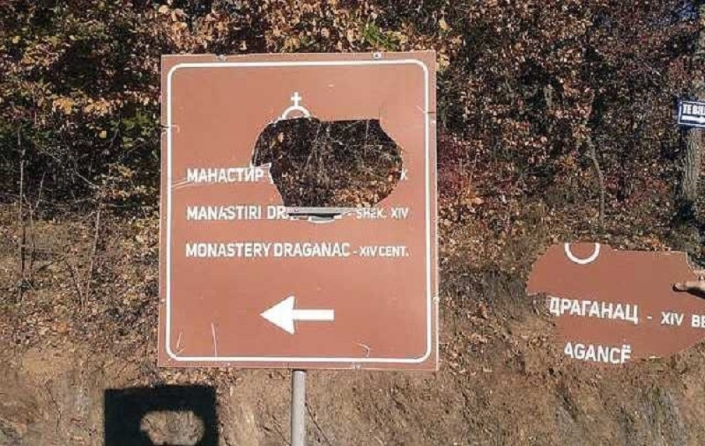 VANDALIZAM NA KIM, JOŠ JEDAN NAPAD NA BOGOMOLJU: Polomljen putokaz za manastir Draganac
