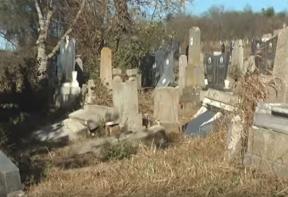 NEZAPAMĆEN VANDALIZAM KOD KRUŠEVCA Rušio i lomio nadgrobne spomenike, sa fotografija pokojnika kopao oči! (VIDEO)