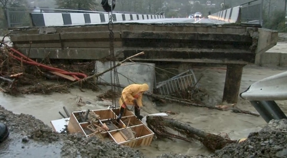 Broje se mrtvi! Proglašeno vanredno stanje, kiše odnele mostove i puteve (FOTO, VIDEO)