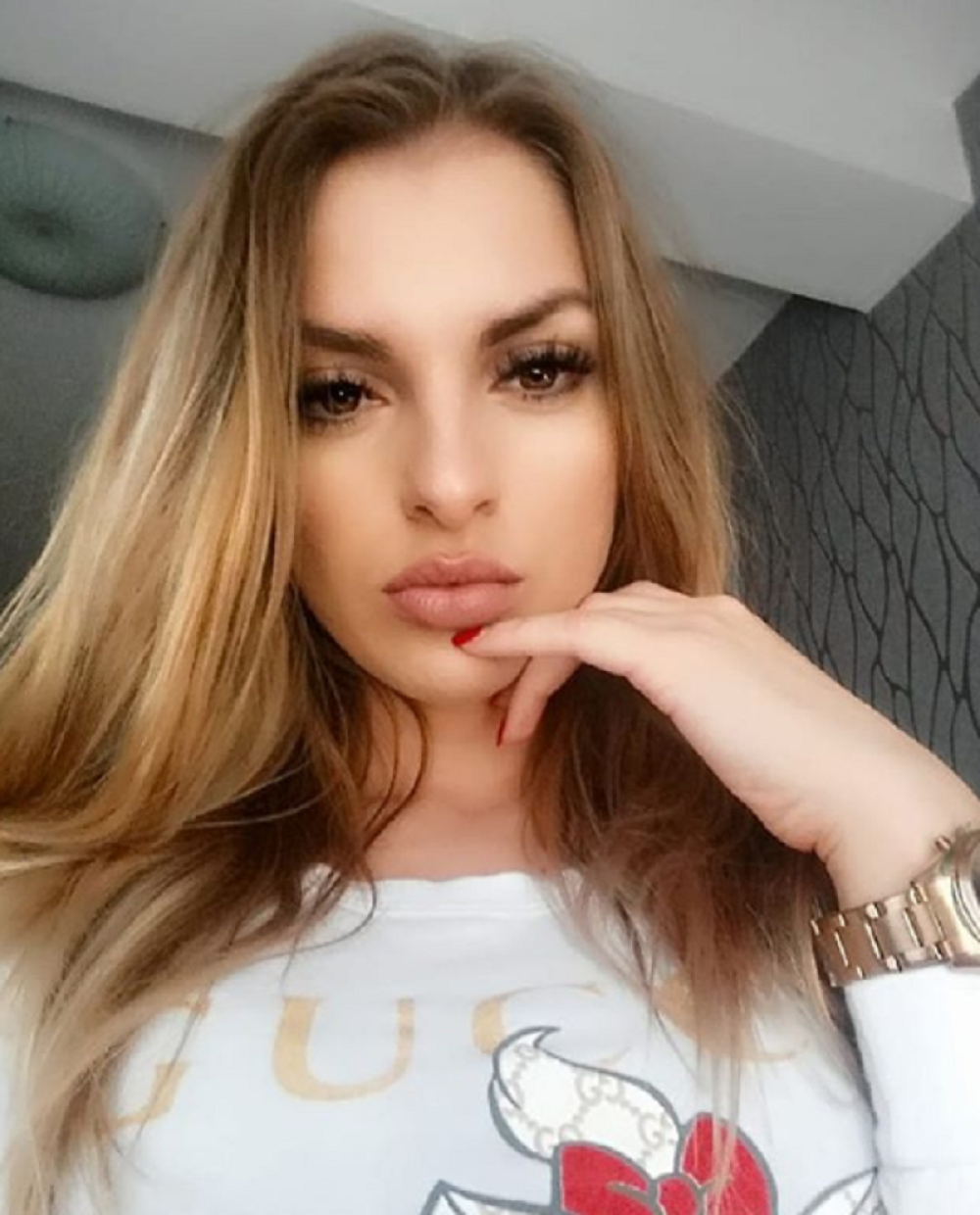 Seksi Hrvatica Maja radi kao obezbeđenje! Muškarci jedva čekaju da ih ona PRETRESE (FOTO)