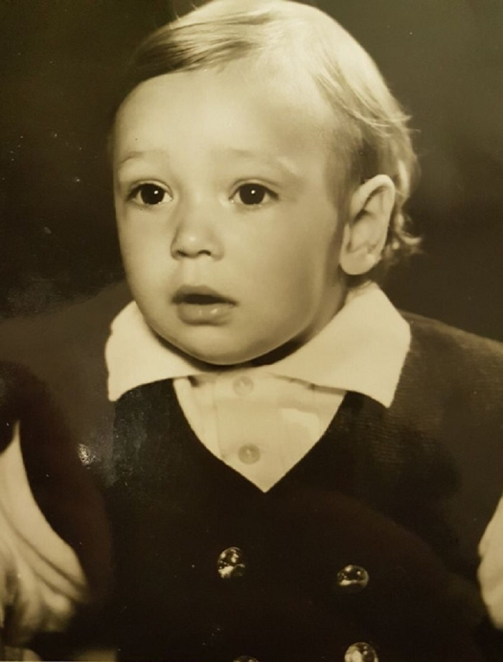 POGLEDAJTE KAKO JE IZGLEDAO ALEKSANDAR VUČIĆ KAO BEBA Danas je najmoćniji čovek u Srbiji, a ove fotografije će vas oduševiti (FOTO)