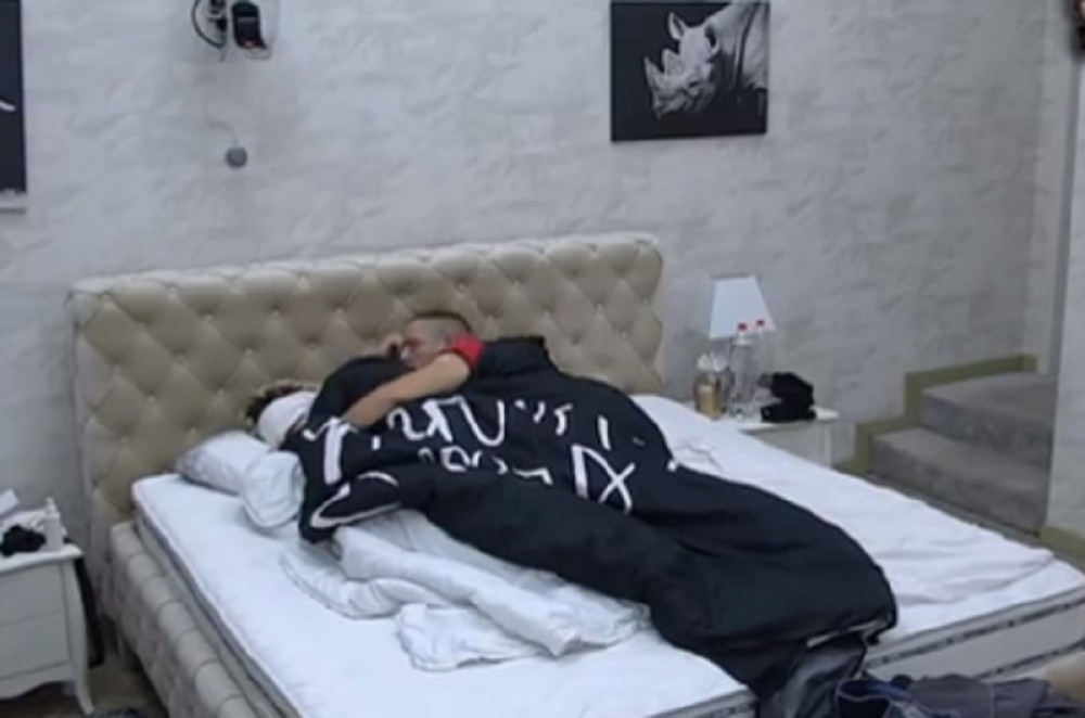 "MAZAO JE ULJEM, PA SE PRIBIO UZ NJU, A ONDA..." Jedva dočekao trenutak da joj se približi, pa pred kamerama uradio neočekivano!