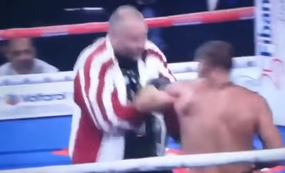 Bokser izgubio meč, pa krenuo da bije SVOG trenera! (VIDEO)