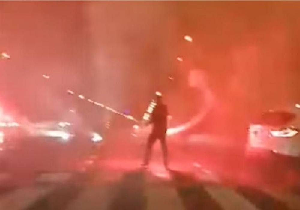 Svatovi bakljadom blokirali grad, a onda je došla policija! Ni mlada nije bila pošteđena (VIDEO)