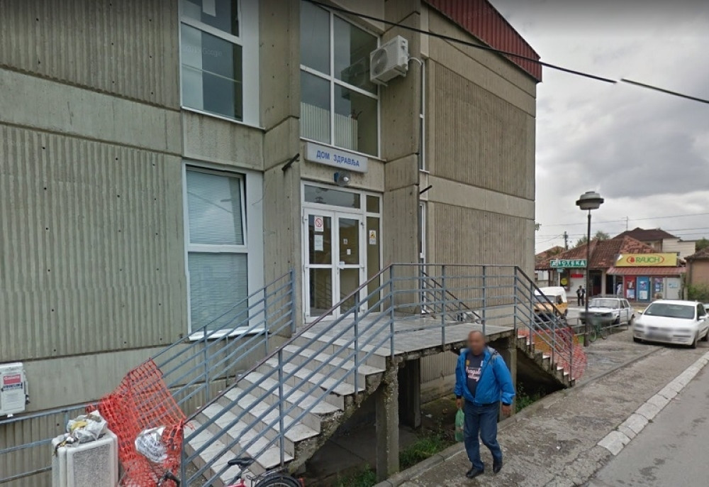 Danijela je prolazila pored Doma zdravlja, a onda ju je napala vrana! Postoji samo jedan način da se odbranite!