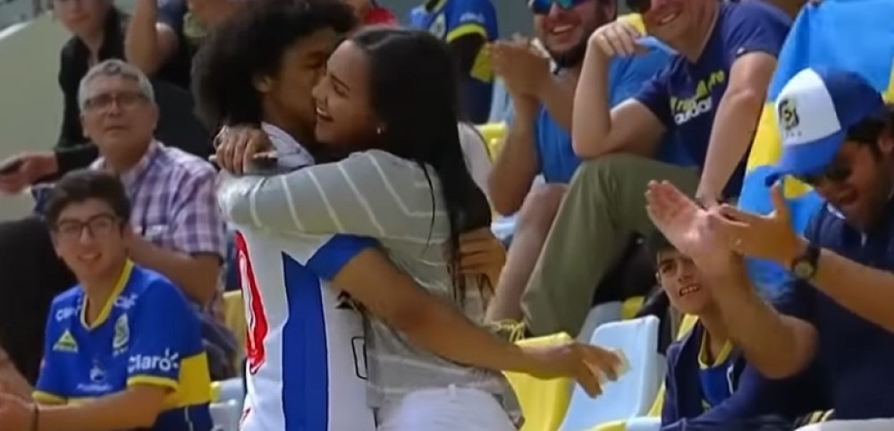 Dao gol, pa otrčao devojku da zaprosi! Nećete verovati očima ŠTA je sudija uradio! (VIDEO)