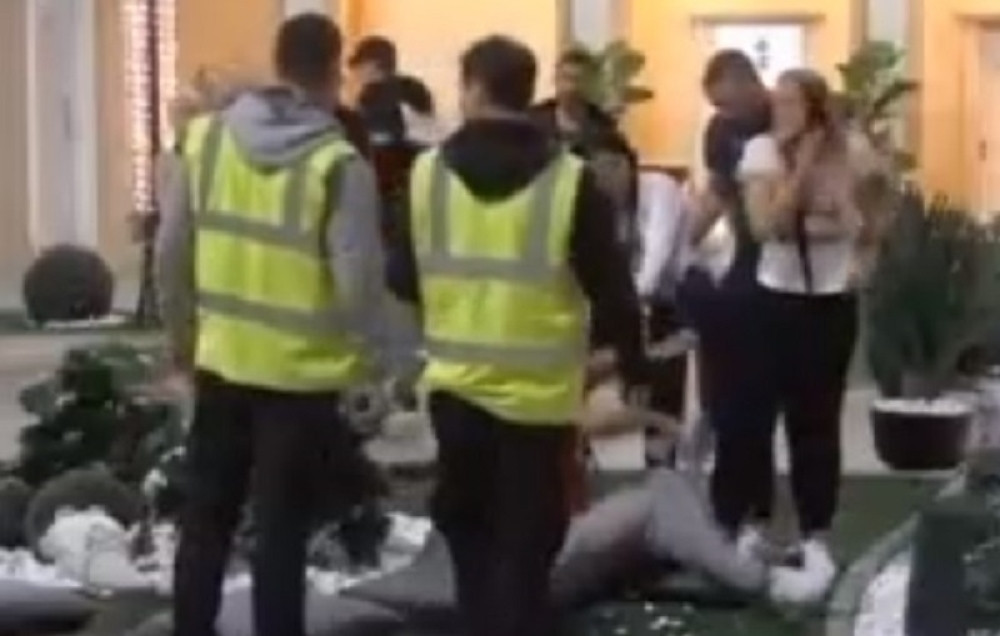 Radi pena šikljala na usta, izgubila potpuno razumem! KOLABIRALA?!