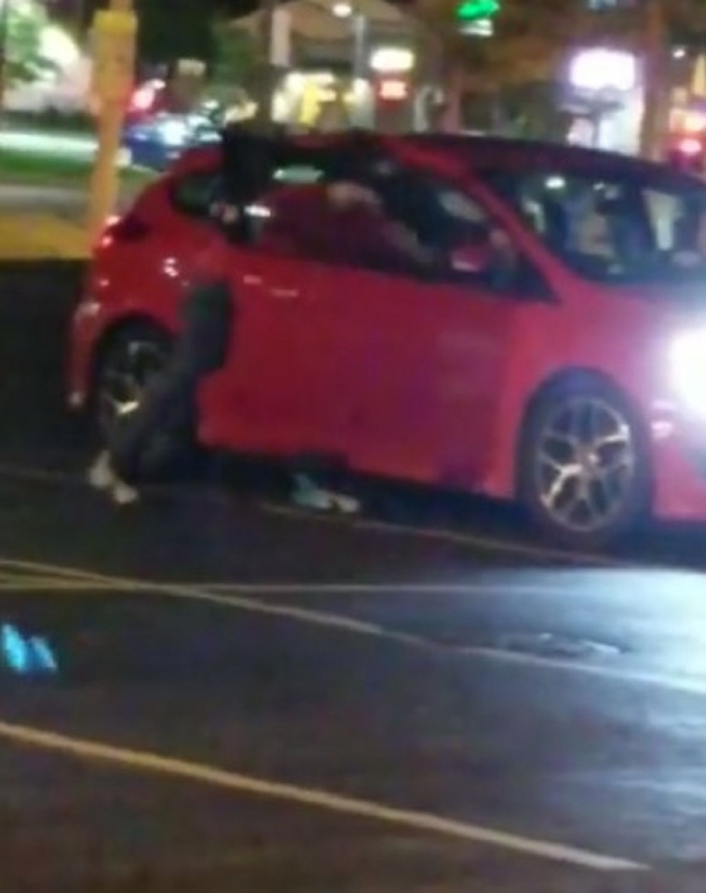 Otac i sin primetili kako zlostavljač maltretira ženu u automobilu! Nekoliko trenutaka kasnije, zažalio je zbog toga (VIDEO)