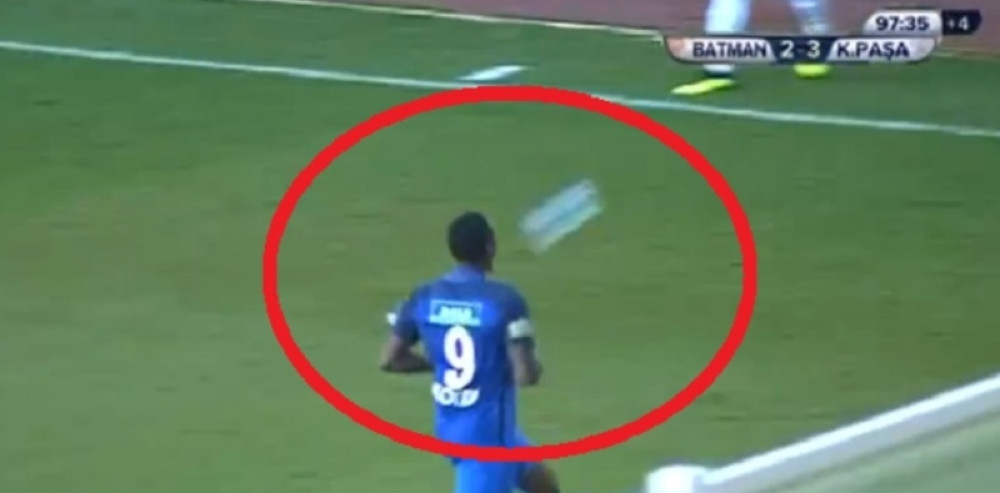 Dečak sa tribine punom flašom vode pogodio fudbalera u glavu! (VIDEO)