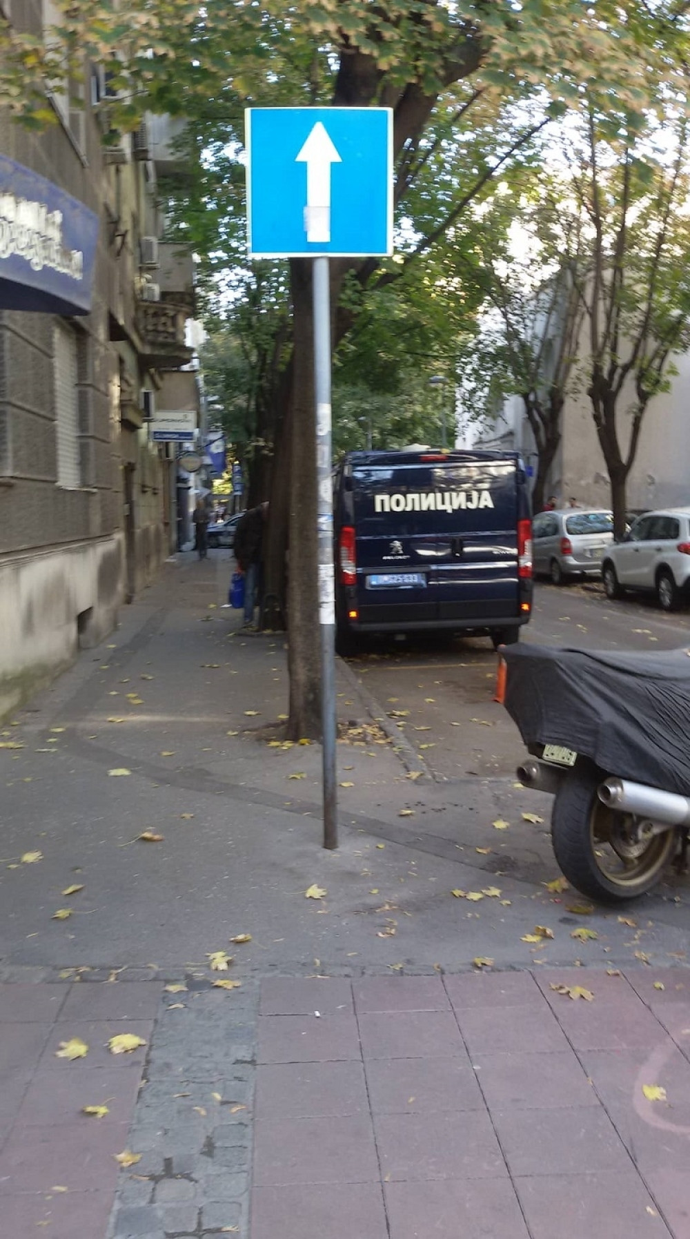 Beograđanin uočio parkiranu "maricu", a onda je izvadio polni organ i zaprepastio prolaznike (FOTO)