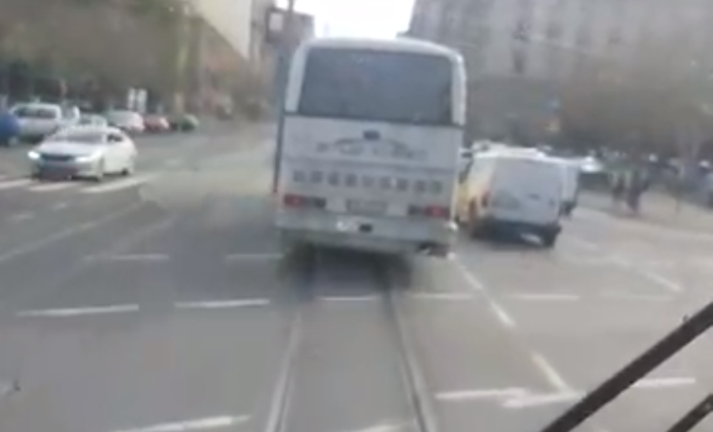 Vozač autobusa u centru Beograda nizao prestupe jedan za drugim, a onda je mrtav ladan dao žmigavac (VIDEO)