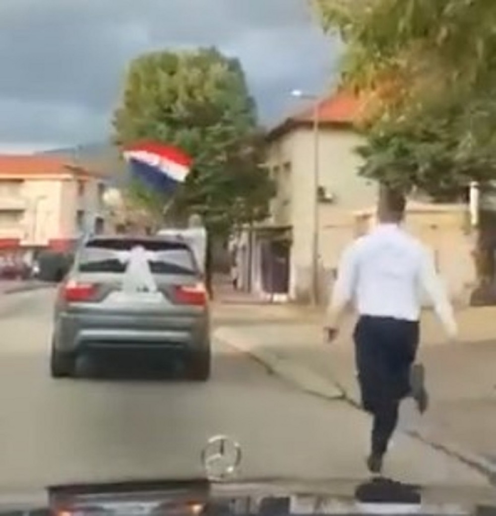 Svatovi zaboravili mladoženju, morao da trči za automobilom! Dan kasnije zbijao šale na sopstveni račun (VIDEO)