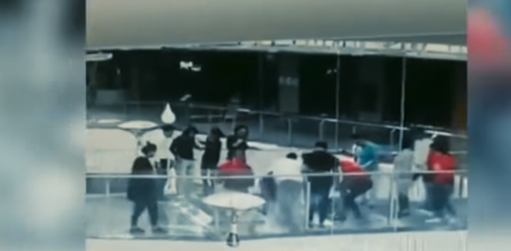 Žena žurila na sastanak, okliznula se i upala u bazen sa ajkulama, sve su gledali njenu nesreću u izlogu (VIDEO)