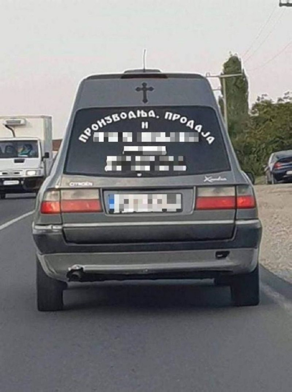 Bolestan natpis na pogrebnom vozilu uznemirio naciju! Neke je, doduše, i nasmejao (FOTO)