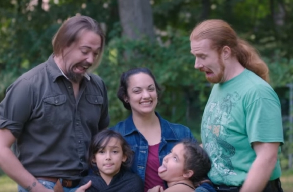 U braku su pet godina, imaju dve ćerke, a onda su ubacili još jednog muškarca u krevet, nećete verovati šta im je poslastica