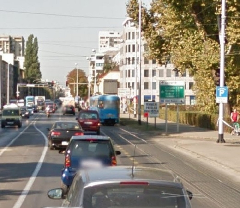 Poruka na drvetu jedne prestoničke ulice osvojila bi srce svake devojke! Da li će i damu kojoj je upućena?