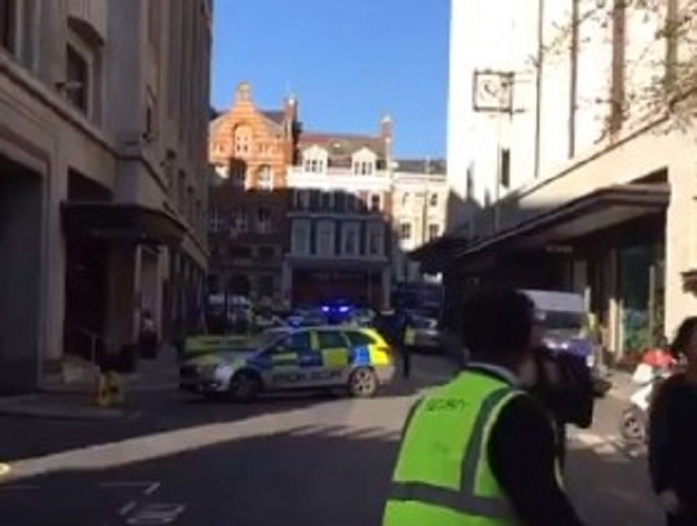 Nožem napao ljude u sedištu "Soniju", ima povređenih!