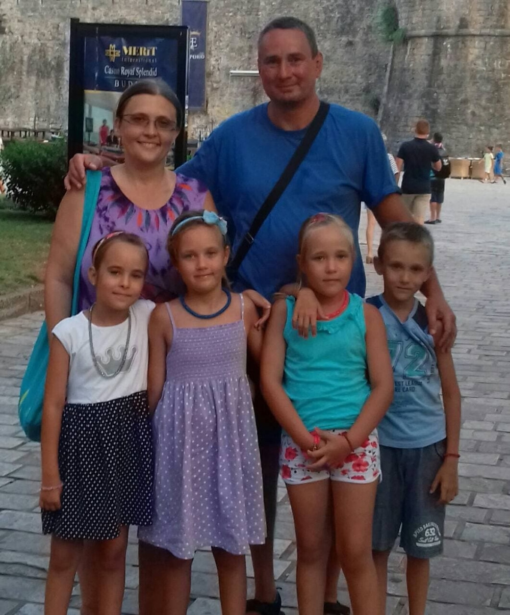 Nenad i Nataša su pre sedam godina dobili tri ćerke i sina, a njihova porodična ispovest vraća veru u prave vrednosti!