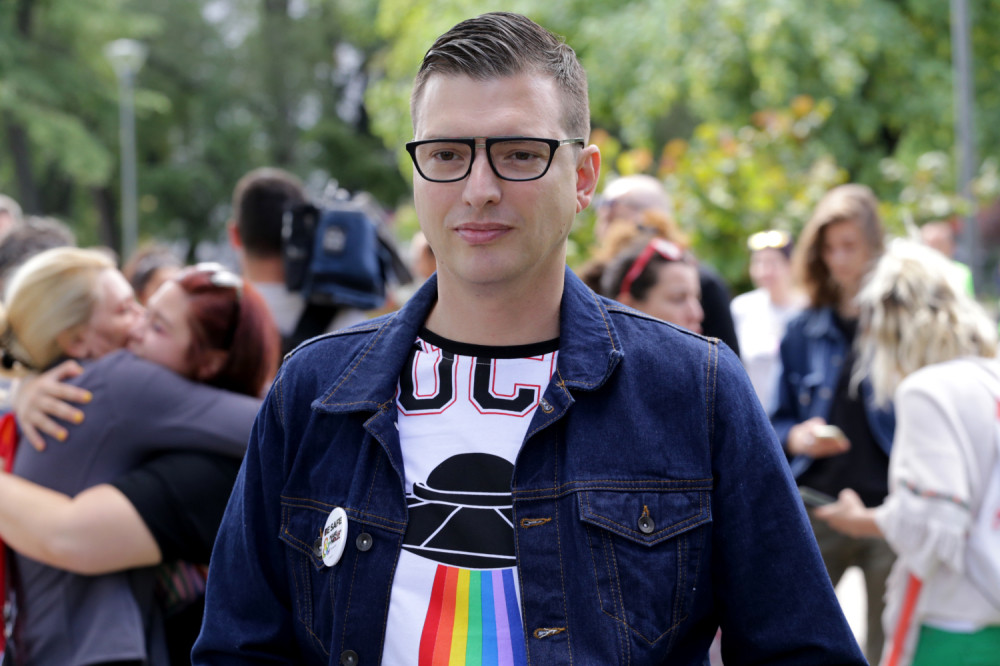 AZDEJKOVIĆ OSUO PO KIJI, ONA ĆE ODLEPITI To što je u gej klubu dobila titulu, nije gej ikona! Ona je nikako ne zaslužuje!