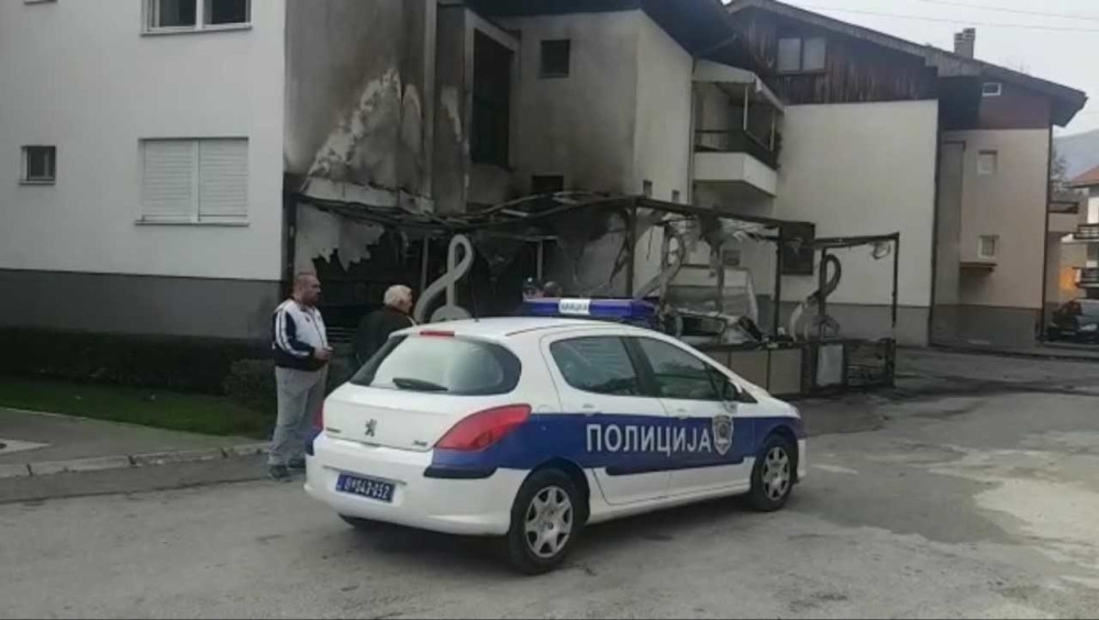 U vazduh odleteli automobili poznatog biznismena, a on skočio iz kreveta, pa sa decom pobegao iz kuće! (FOTO/VIDEO)