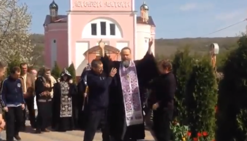 Da li je ovo obred iskupljenja ili isterivanje đavola? U pratnji se nalaze i dva muškarca koja se sve vreme krste, ali niko ne preduzima ništa(VIDEO)