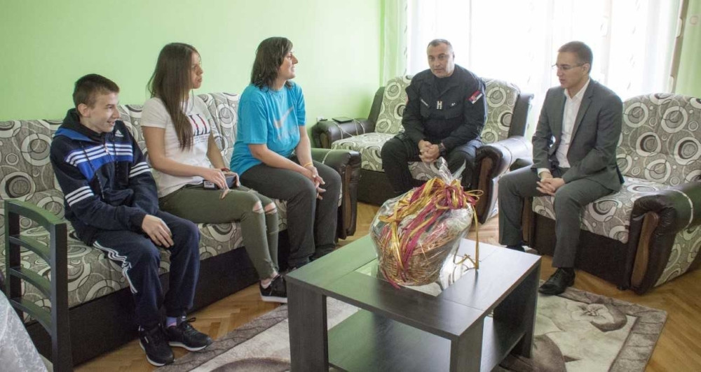 Stefanović na uručenju ključeva stana koji su pripadnici Žandarmerije kupili porodici preminulog kolege Novice Ribaća