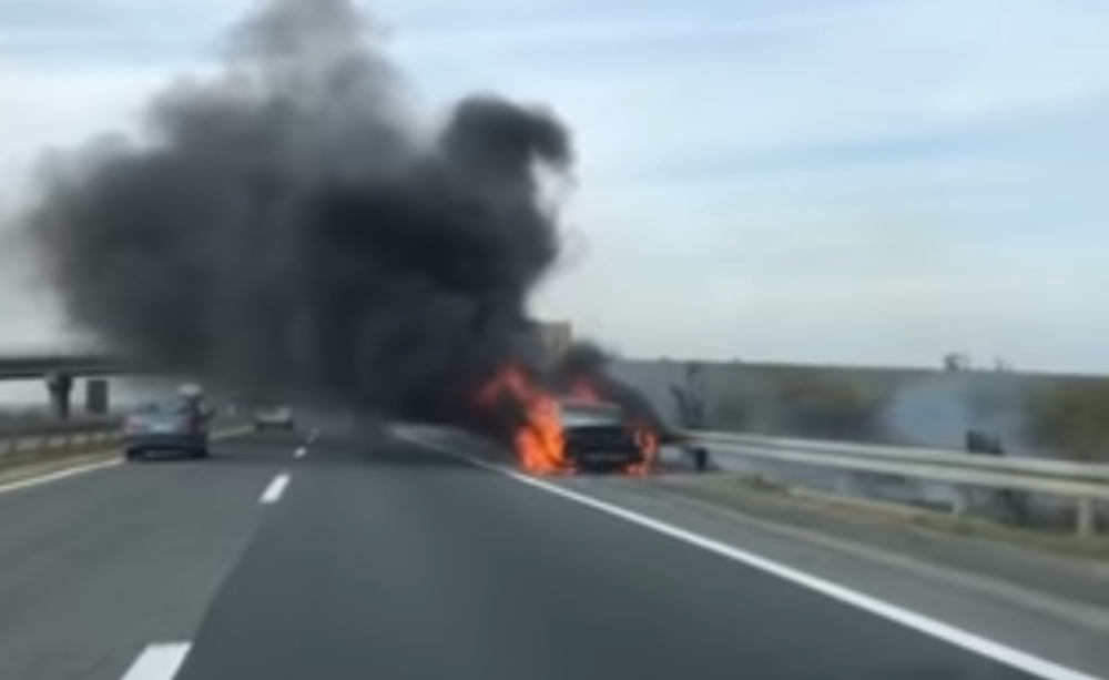 Vatra progutala automobil, vozači prolazili kroz DIMNU ZAVESU! (FOTO)