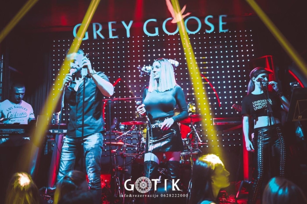 Seksi Mija raspamtila muškarce sa devojkom koja joj peva prateće