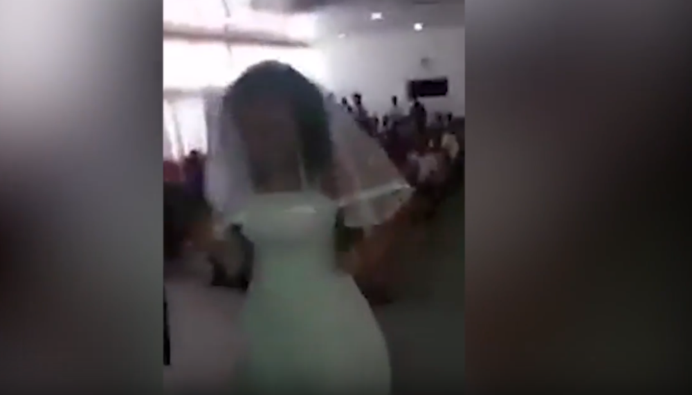 Besna devojka uletela na svadbu ljubavnika U VENČANICI, nastao je opšti haos! (VIDEO)