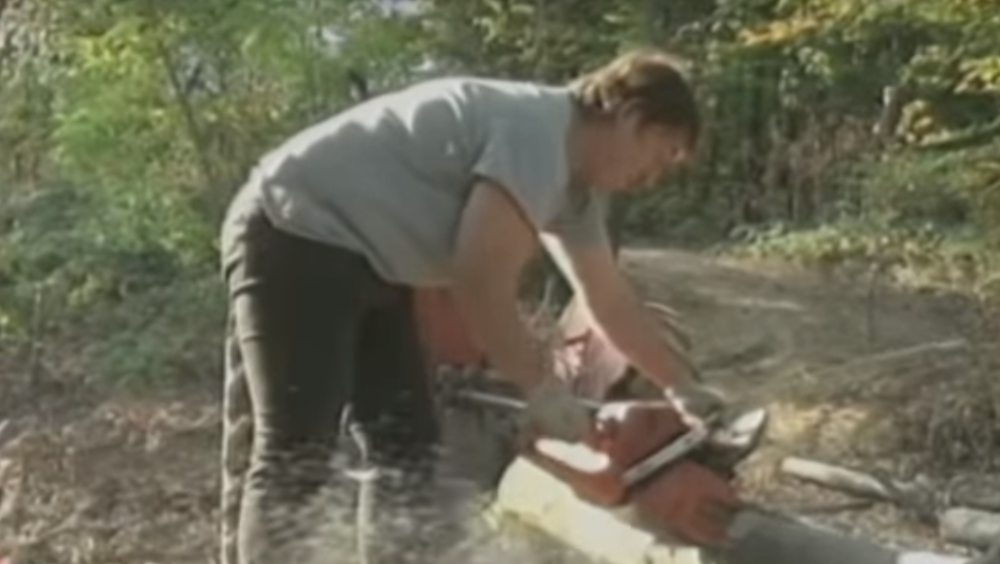 Stanica je jedina žena drvoseča u Srbiji, ujutru kada ustane umesto šminke spakuje testeru i cepač!