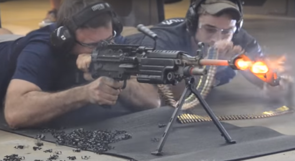 Počela je da se topi od količine ispaljenih metaka, CEV JE OTPALA, ali pucnjava ne staje (VIDEO)