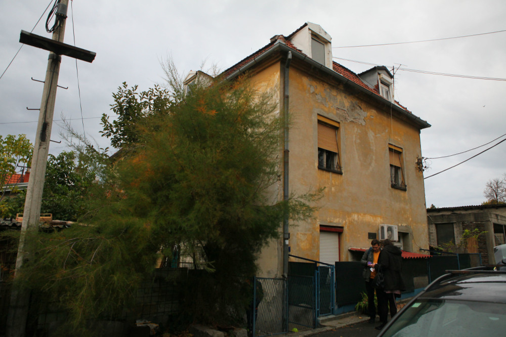 Radnici su srušili zid zgrade i u njemu pronašli JEZIVU STVAR!