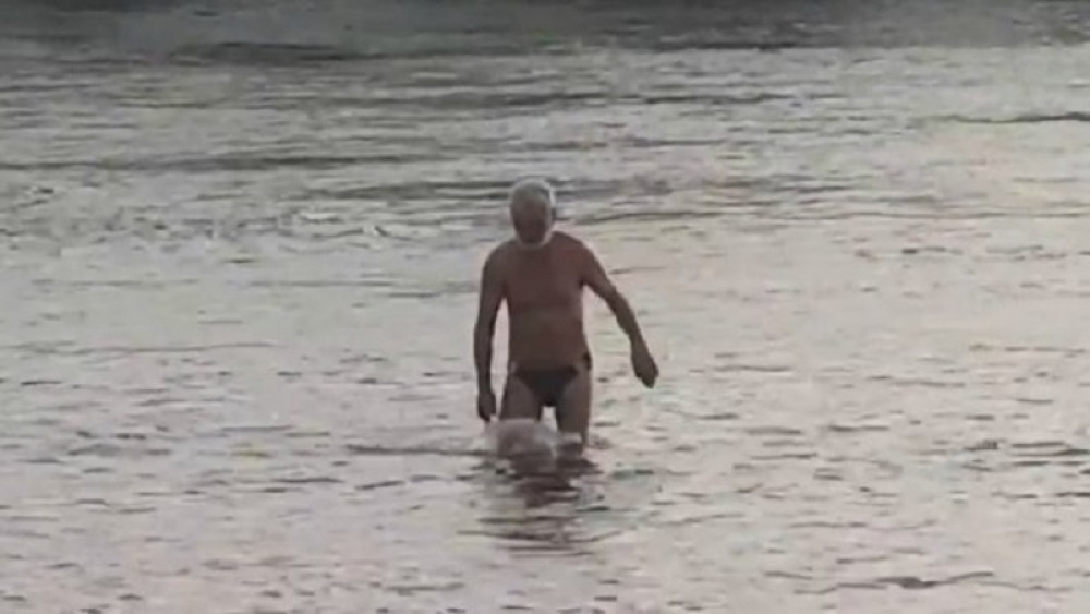 Kraljevčanin se skinuo u kupaći, pa uskočio u hladni Ibar (VIDEO)