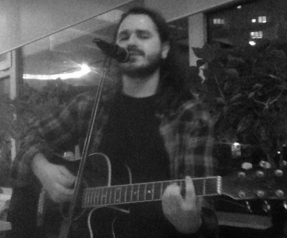 PRONAĐEN MRTAV U 24. GODINI Njegov otac je tvorac hita PUKNI ZORO, a tragična sudbina stigla ga je u Španiji!