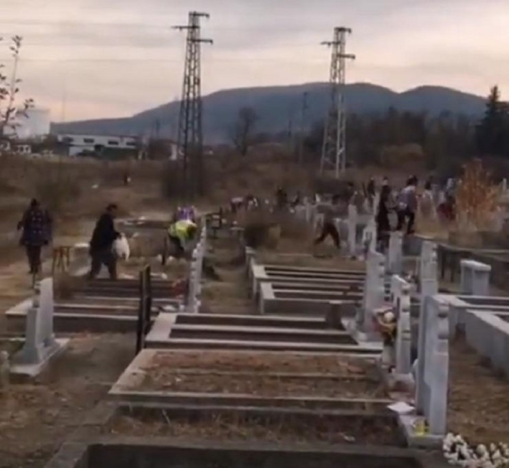 Grobljem su odzvanjali vrisci njenih roditelja: "Kako na dete da bacam zemlju... Ne mogu! Neka te anđeli čuvaju..."