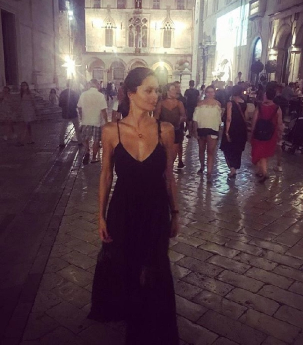 BILA JE DUBLERKA HALI BERI, KARLEUŠINA KUMA, PA NESTALA IZ JAVNOSTI: Naša manekenka se porodila, podelila srećne vesti! (FOTO)